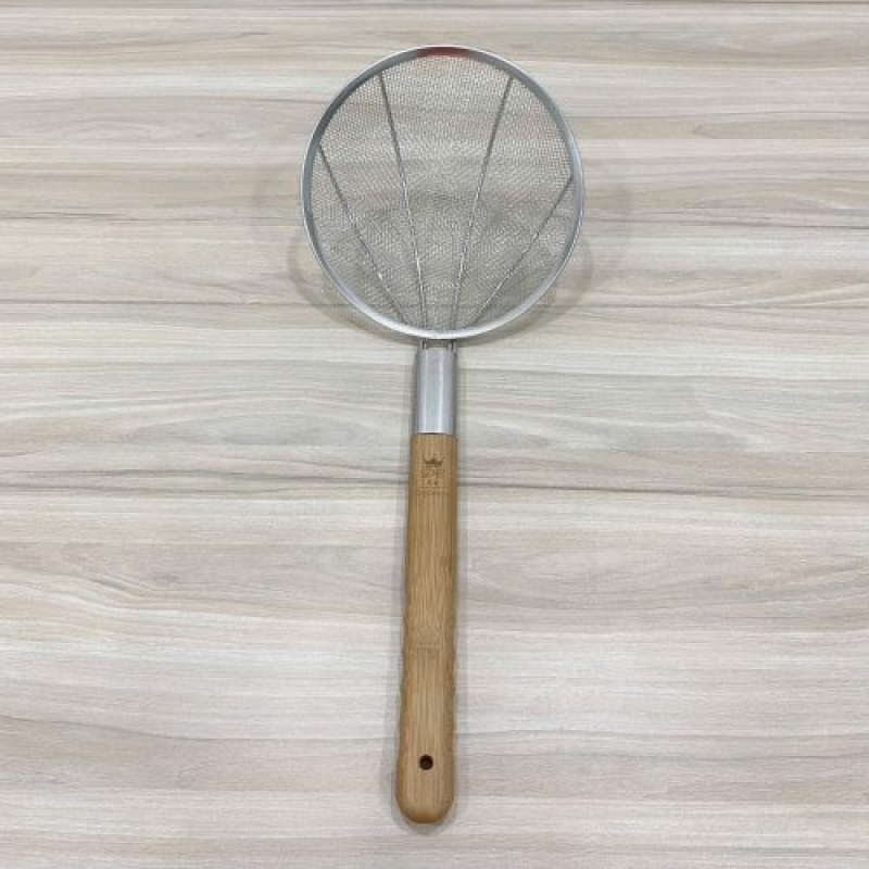 Chao lì inox cán gỗ #26 186122-8 (lỗ 8)